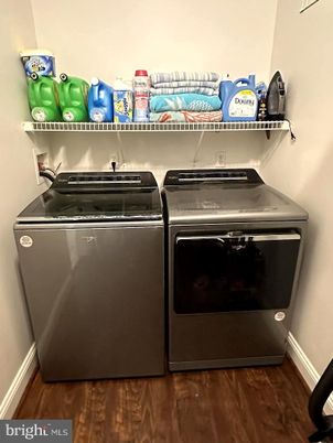 Interior, Washer, Wood Texture Flooring