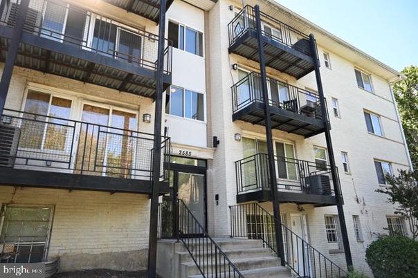 Exterior, Facade, Rowhouse