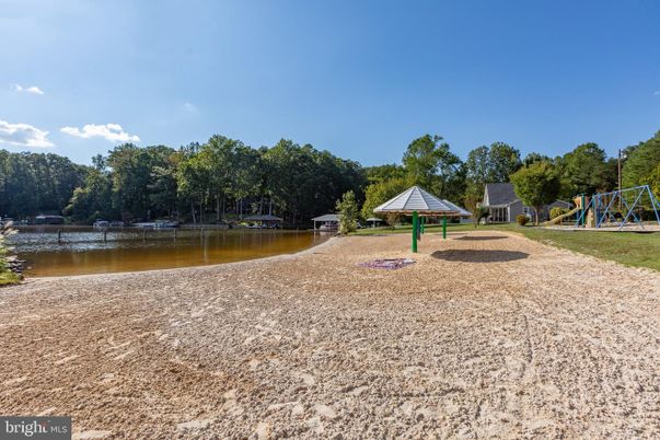 Exterior, Lake