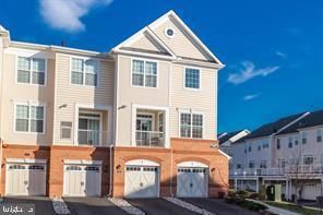 Attached, Exterior, Facade, Rowhouse