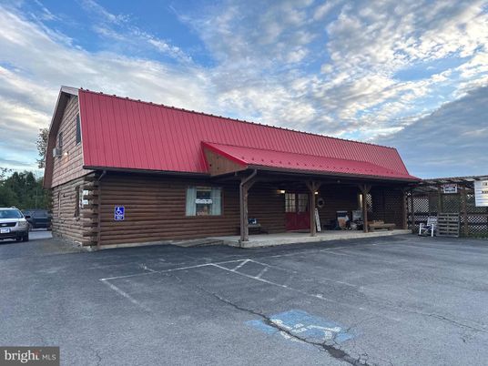 Exterior, Facade, Log Home