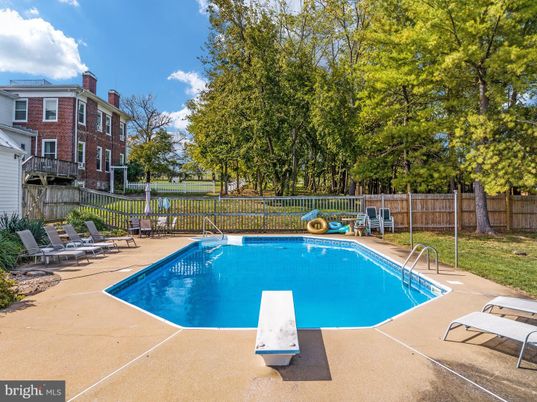 Exterior, Pool