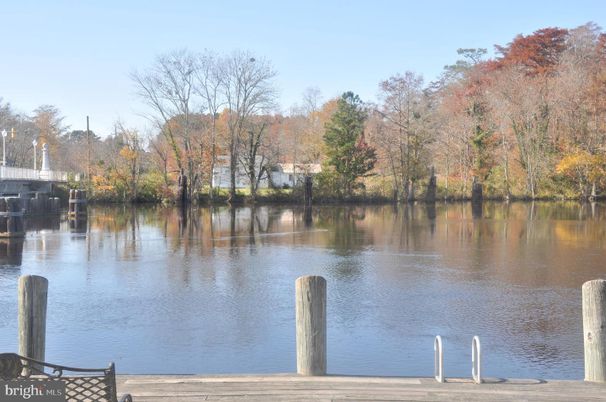 Exterior, Lake
