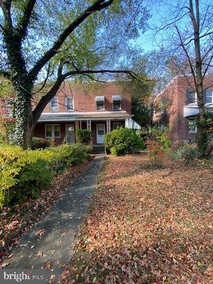 Exterior, Facade, Brick Facade, Cape Cod