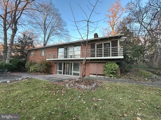Exterior, Facade, Brick Facade, Raised Ranch