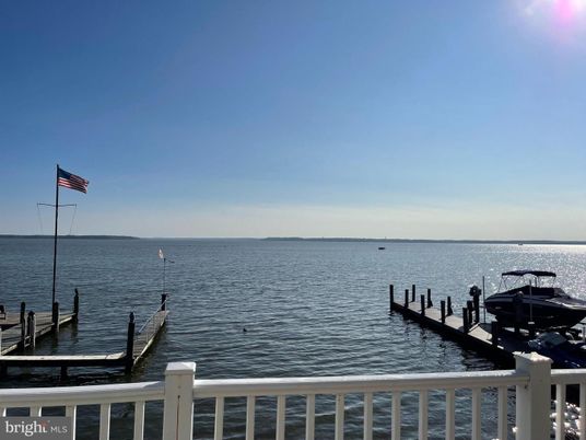 Exterior, Lake
