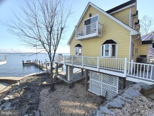Exterior, Lake