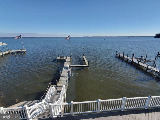 Exterior, Lake