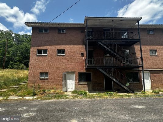 Exterior, Facade, Brick Facade, Rowhouse