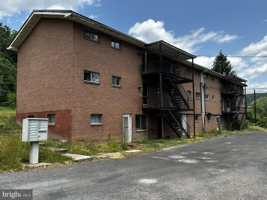 Exterior, Facade, Brick Facade, Rowhouse