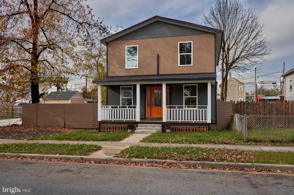 Exterior, Facade, American Foursquare
