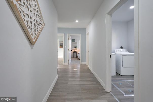 Interior, Recessed Lighting, Washer, Wood Texture Flooring