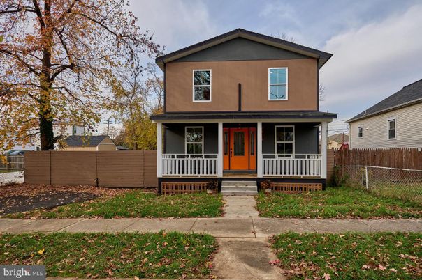 Exterior, Facade, American Foursquare