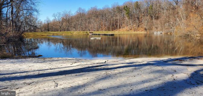 Exterior, Lake