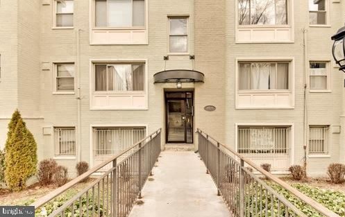 Exterior, Facade, Brick Facade, Rowhouse