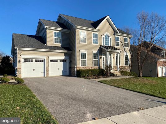 Attached, Exterior, Facade, Farmhouse