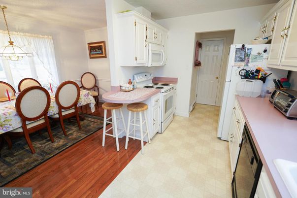 Dining room, Interior, Kitchen, Pendant Lights, Wood Texture Flooring