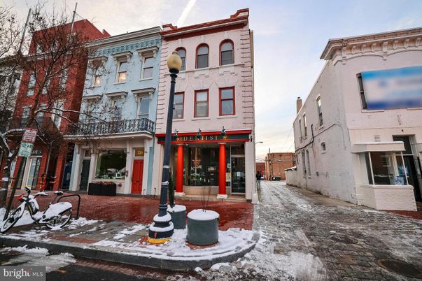 Exterior, Facade, Rowhouse