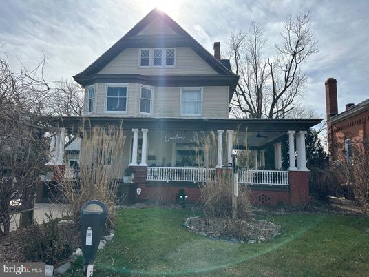Exterior, Facade, Queen Anne Victorian