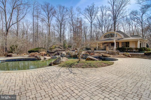 Exterior, Lake