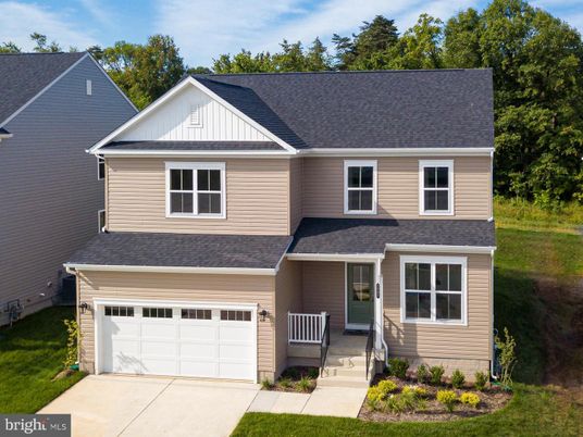 Attached, Exterior, Facade, Farmhouse
