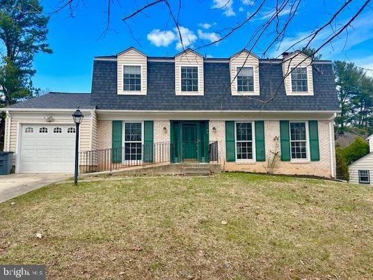 Attached, Exterior, Facade, Cape Cod