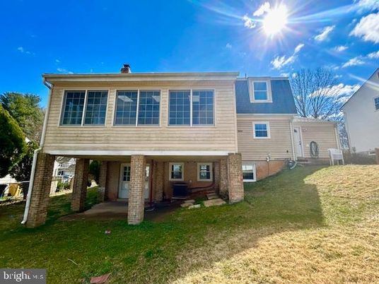 Exterior, Facade, Raised Ranch
