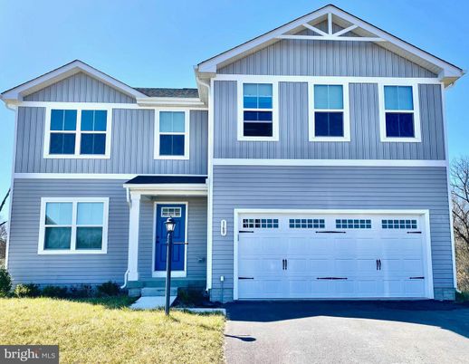 Attached, Exterior, Facade, Farmhouse
