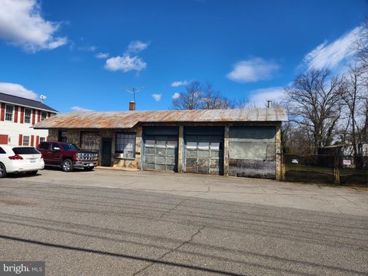Attached, Exterior, Facade, Ranch