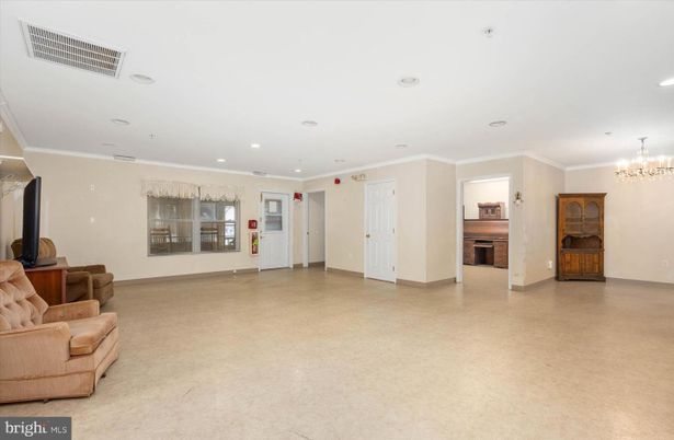 Chandelier, Empty room, Interior, Piano, Recessed Lighting