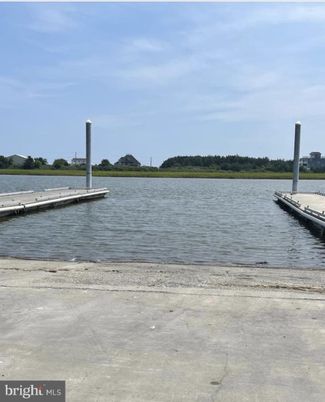 Exterior, Lake