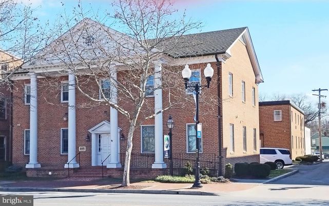 Exterior, Facade, Brick Facade, Georgian
