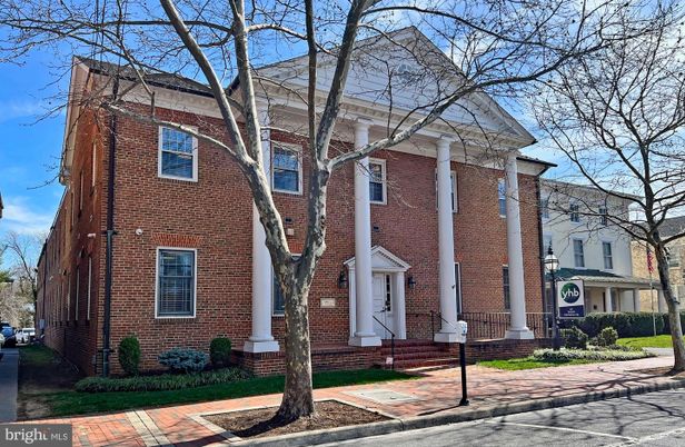 Exterior, Facade, Brick Facade, Georgian