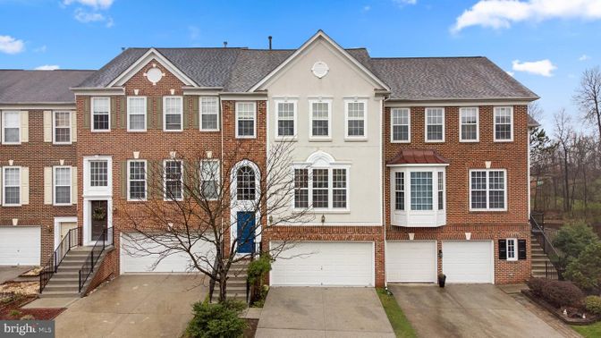 Attached, Exterior, Facade, Brick Facade, Georgian