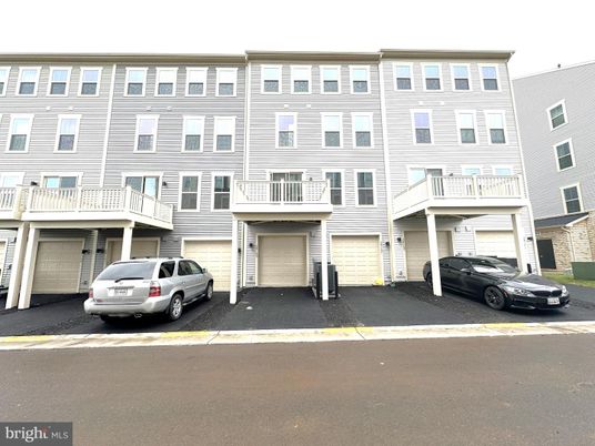 Attached, Exterior, Facade, Rowhouse