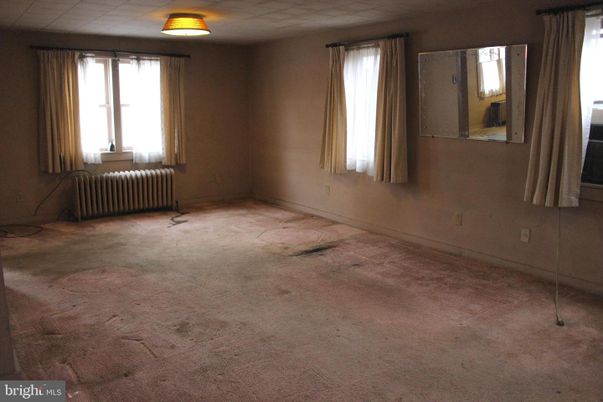 Empty room, Interior