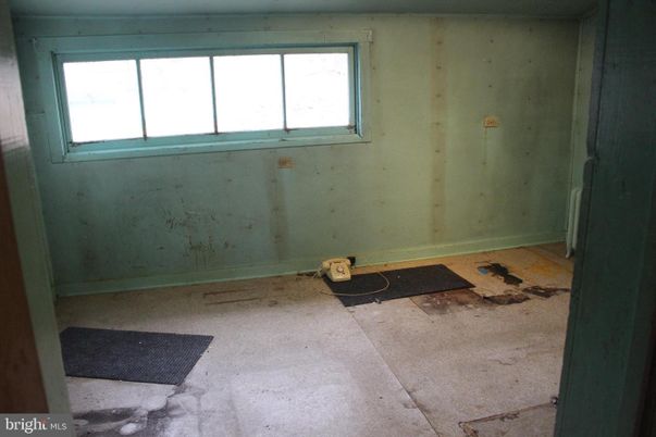 Empty room, Interior