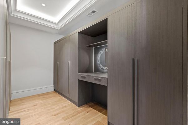 Interior, Recessed Lighting, Washer, Wood Texture Flooring