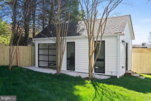 Attached, Exterior, Facade, None