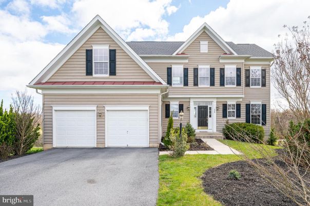 Attached, Exterior, Facade, Farmhouse