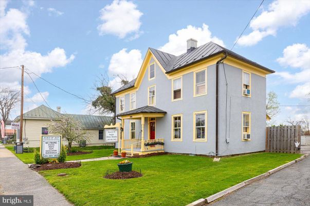 Backyard, Exterior, Facade, Queen Anne Victorian