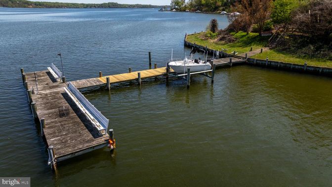 Exterior, Lake