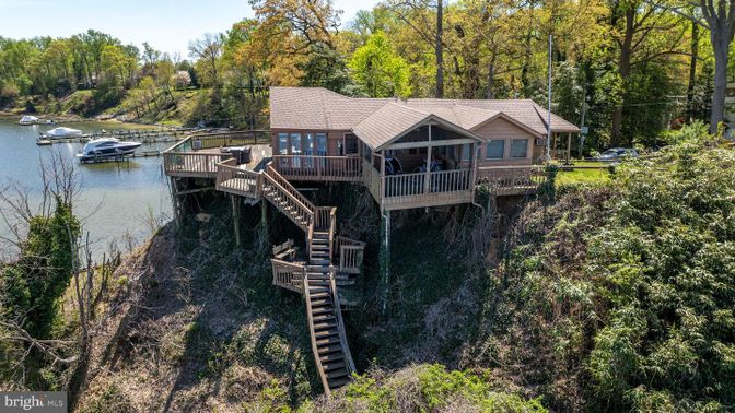 Exterior, Lake