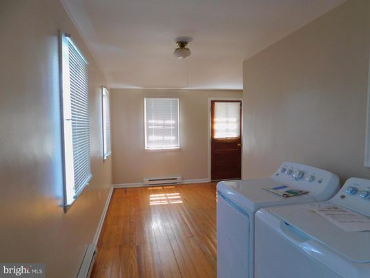 Interior, Washer, Wood Texture Flooring