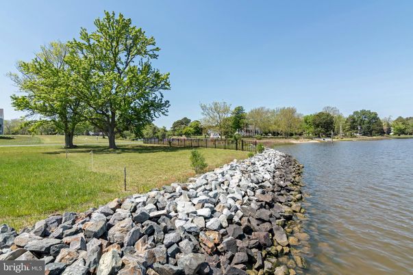 Exterior, Lake