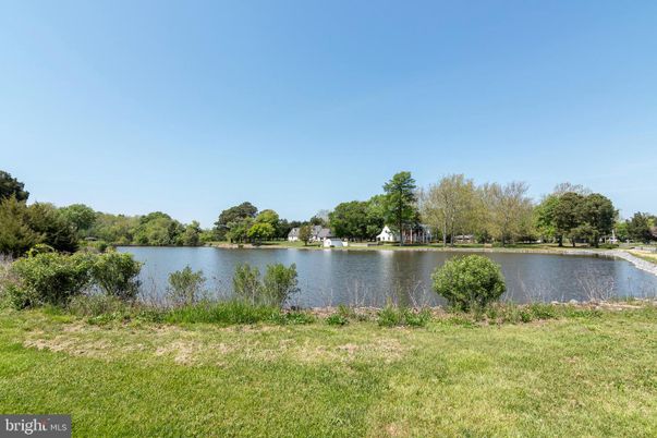 Exterior, Lake