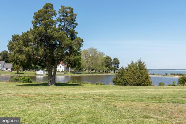 Exterior, Lake