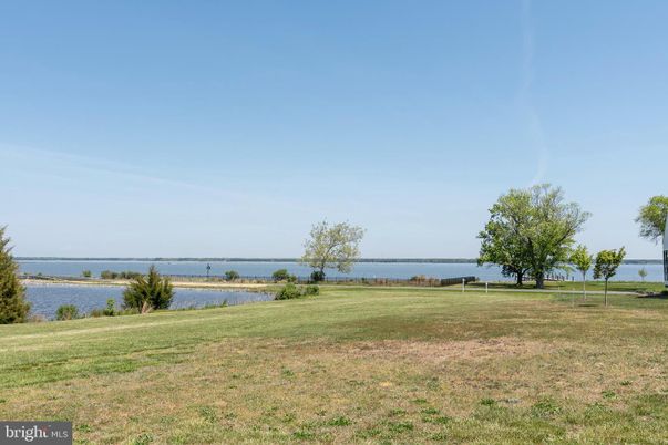 Exterior, Lake