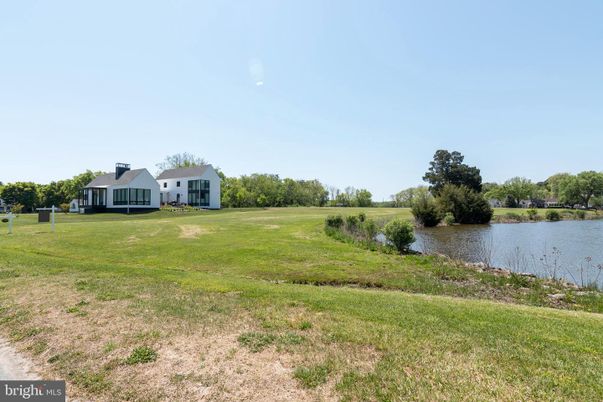 Exterior, Lake