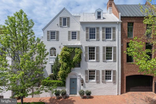 Exterior, Facade, Brick Facade, Georgian